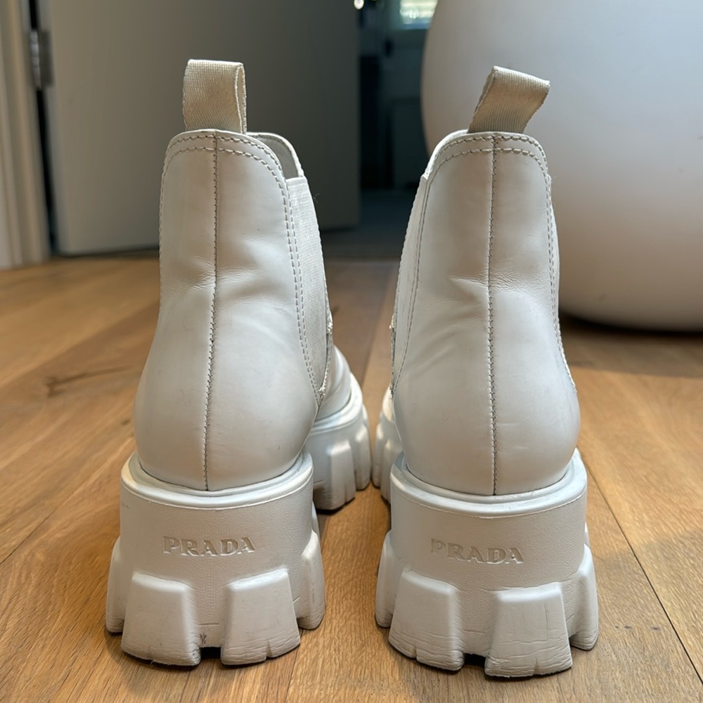 Prada boots in good condition, very comfortable